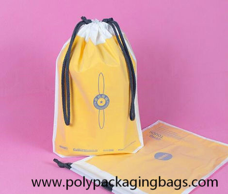 A embalagem de toalha geou sacos de cordão plásticos do PE do CPE para o curso