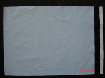 O envelope plástico branco, cinzento ensaca sacos polis autoadesivos da entrega