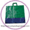 O verde a favor do meio ambiente reciclou o saco plástico do punho para comprar