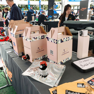 Saco de superfície texturizado em caixa recipiente de plástico com bocal adequado para aplicações de embalagens líquidas de qualidade alimentar