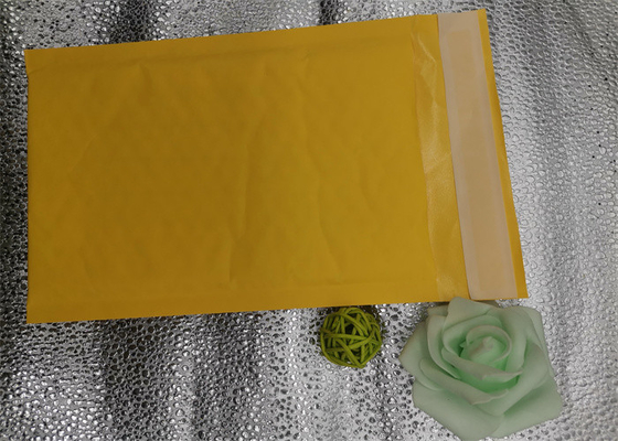 Saco amarelo do envelope acolchoado de papel de embalagem, sacos dos encarregados do envio da correspondência da bolha do envoltório
